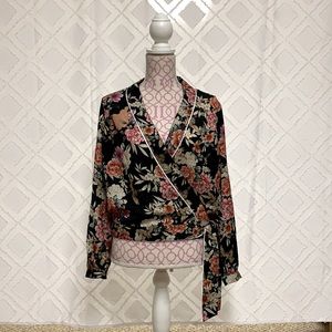 🌈Gorgeous floral print wrap top by Venus🌈